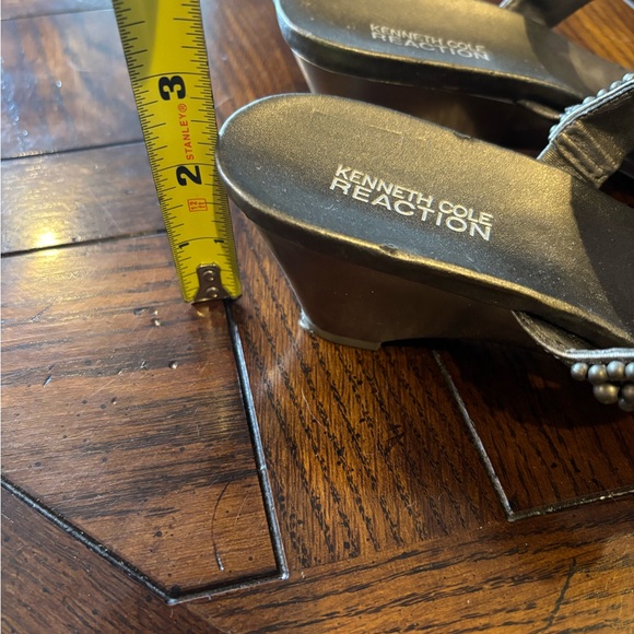 KENNETH COLE REACTION beaded sandles size 9 1/2. - Picture 5 of 9